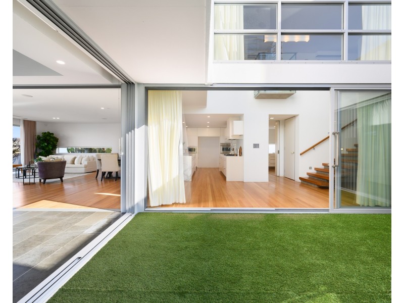 33 Knightsbridge Parade East, Sovereign Islands QLD 4216