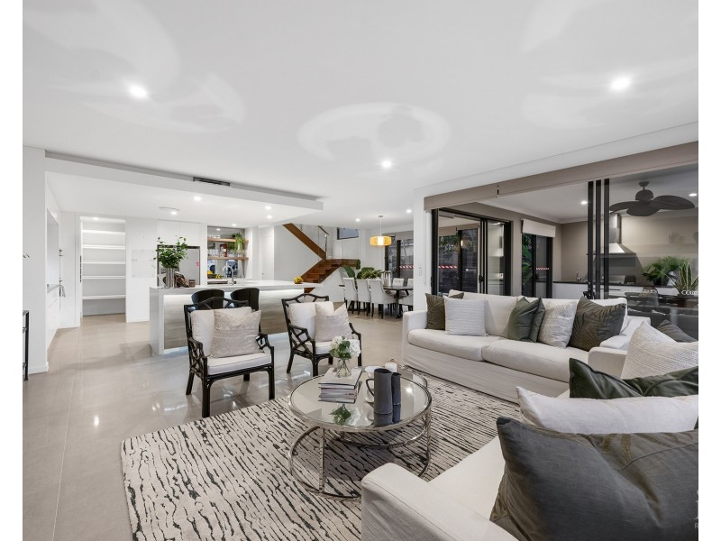 41 The Peninsula, Sovereign Islands QLD 4216