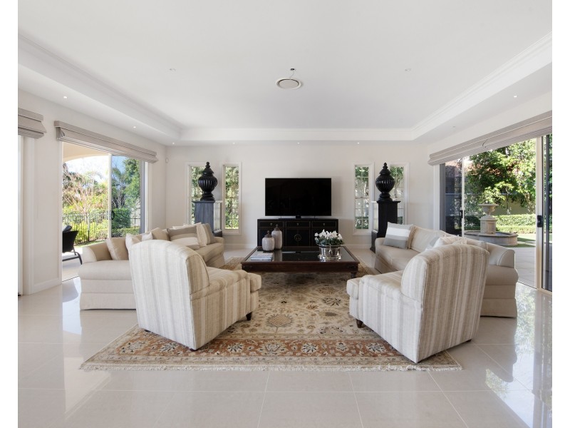 3112 Riverleigh Drive, Hope Island QLD 4212