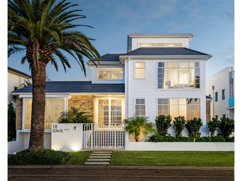 18 Knightsbridge Parade West, Sovereign Islands QLD 4216