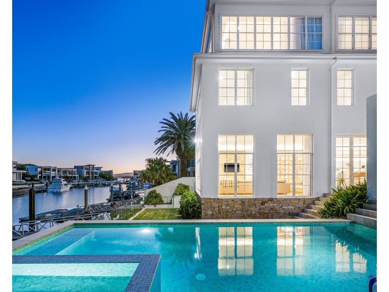 18 Knightsbridge Parade West, Sovereign Islands QLD 4216