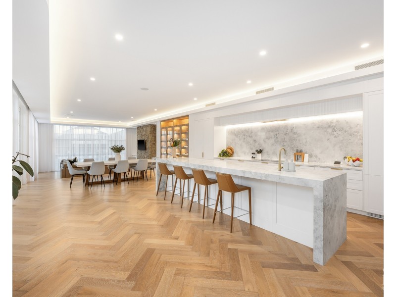 18 Knightsbridge Parade West, Sovereign Islands QLD 4216