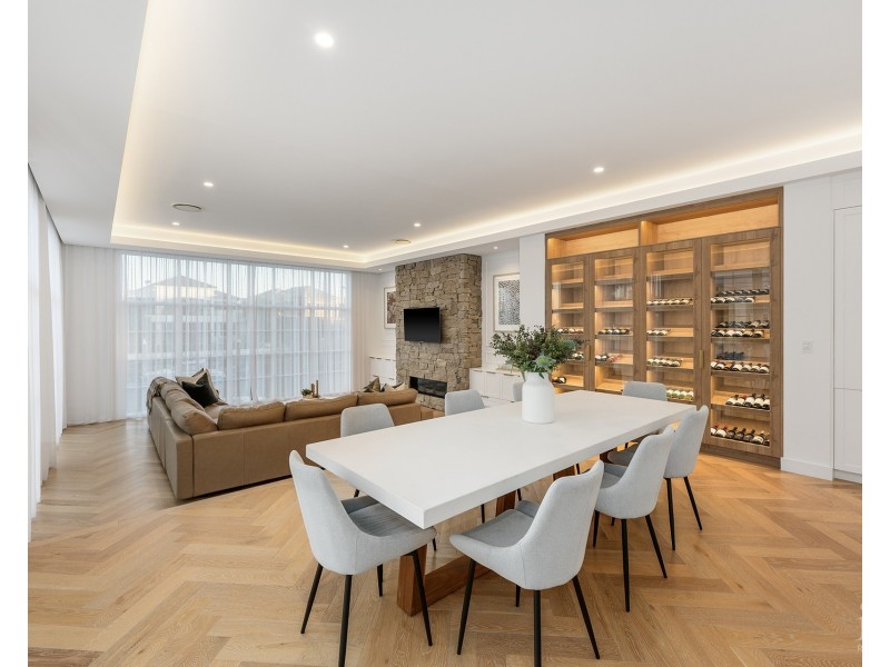 18 Knightsbridge Parade West, Sovereign Islands QLD 4216