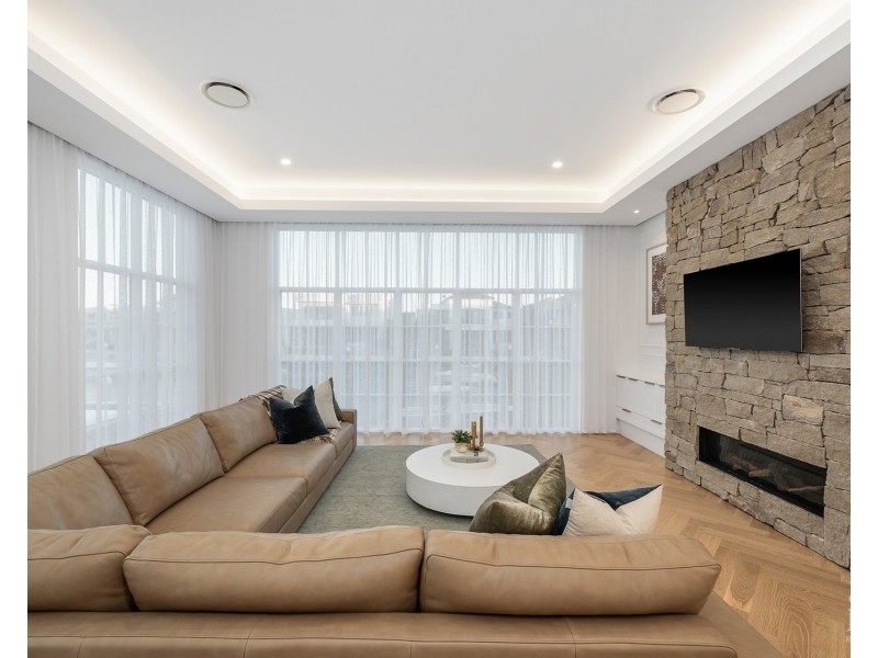 18 Knightsbridge Parade West, Sovereign Islands QLD 4216