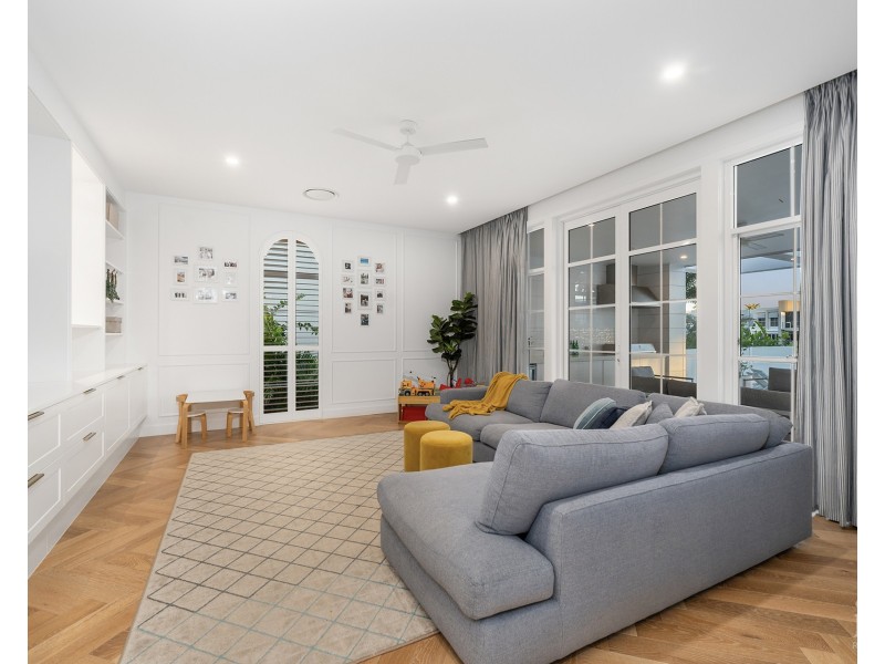 18 Knightsbridge Parade West, Sovereign Islands QLD 4216