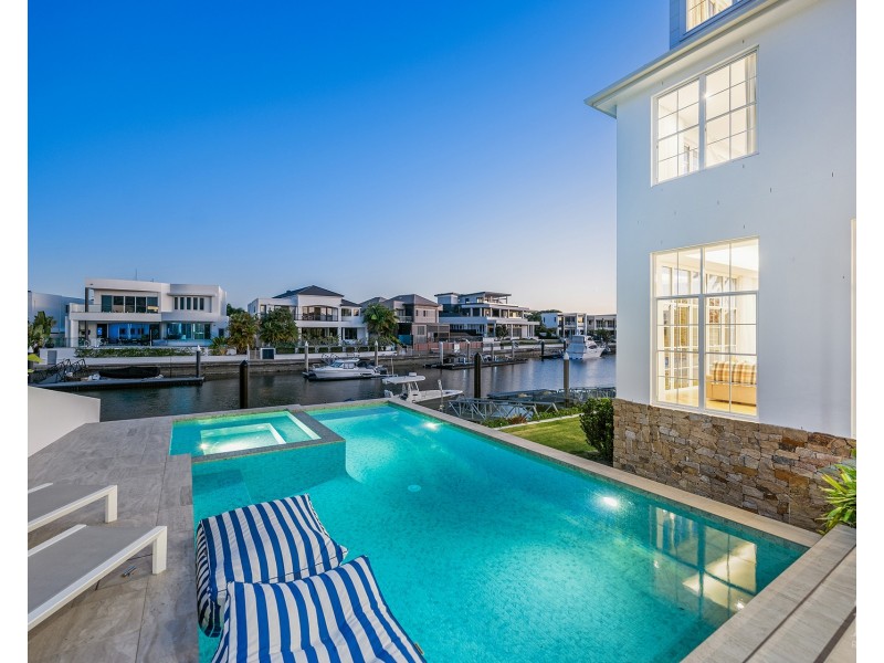 18 Knightsbridge Parade West, Sovereign Islands QLD 4216