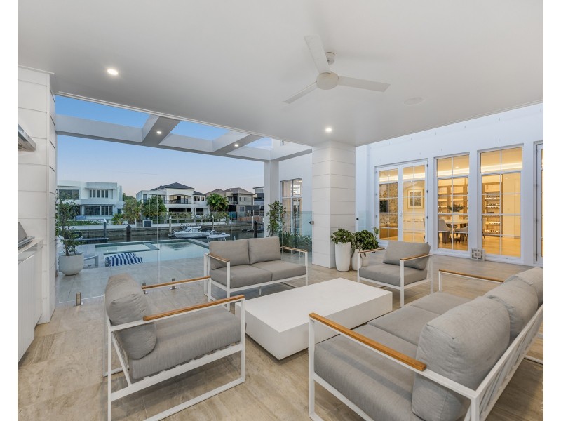 18 Knightsbridge Parade West, Sovereign Islands QLD 4216