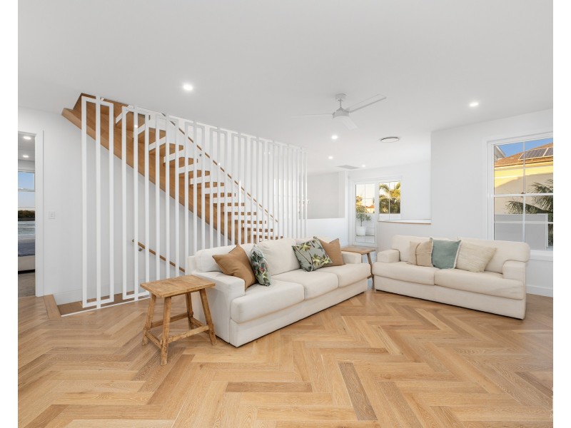 18 Knightsbridge Parade West, Sovereign Islands QLD 4216