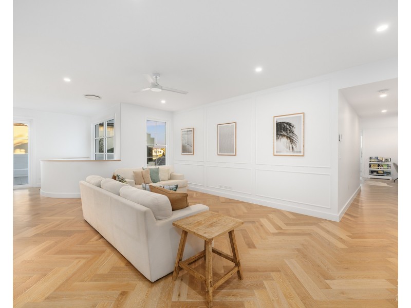 18 Knightsbridge Parade West, Sovereign Islands QLD 4216