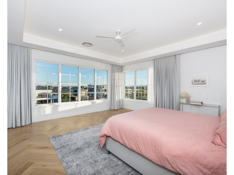 18 Knightsbridge Parade West, Sovereign Islands QLD 4216