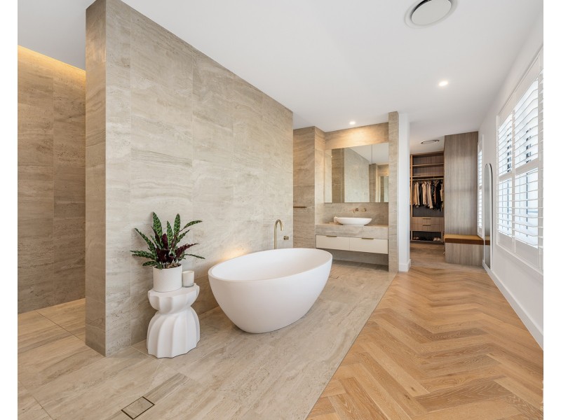 18 Knightsbridge Parade West, Sovereign Islands QLD 4216