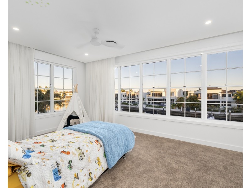 18 Knightsbridge Parade West, Sovereign Islands QLD 4216