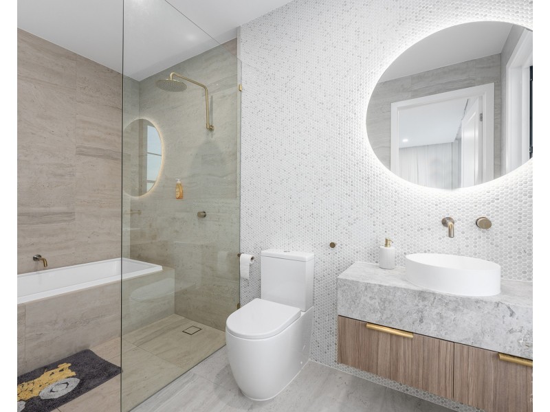 18 Knightsbridge Parade West, Sovereign Islands QLD 4216