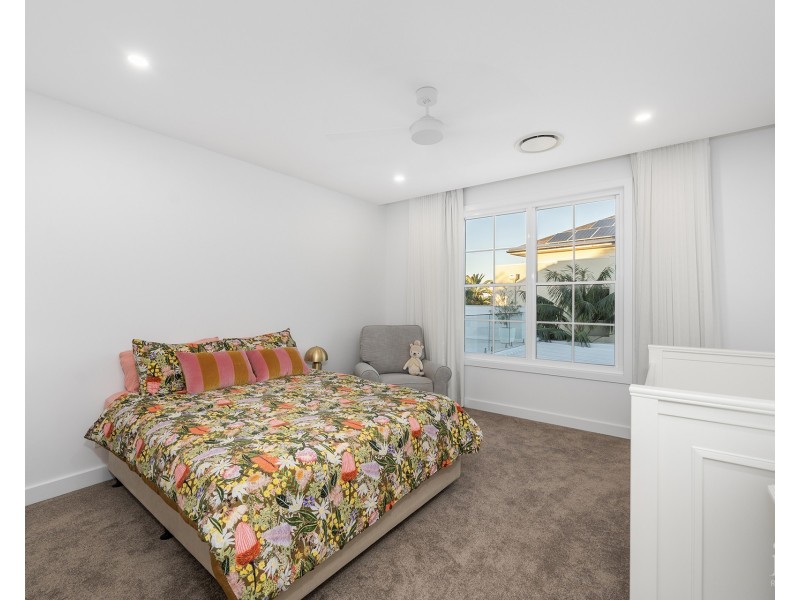 18 Knightsbridge Parade West, Sovereign Islands QLD 4216