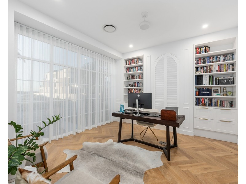 18 Knightsbridge Parade West, Sovereign Islands QLD 4216