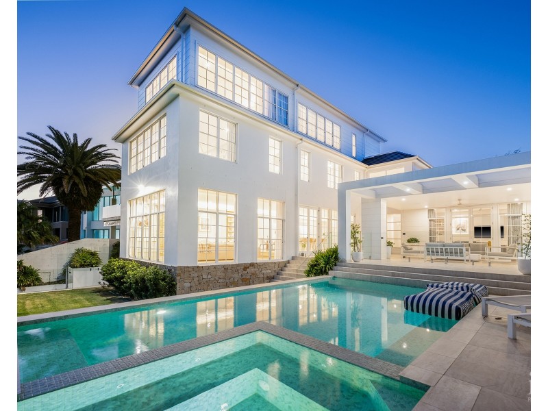 18 Knightsbridge Parade West, Sovereign Islands QLD 4216