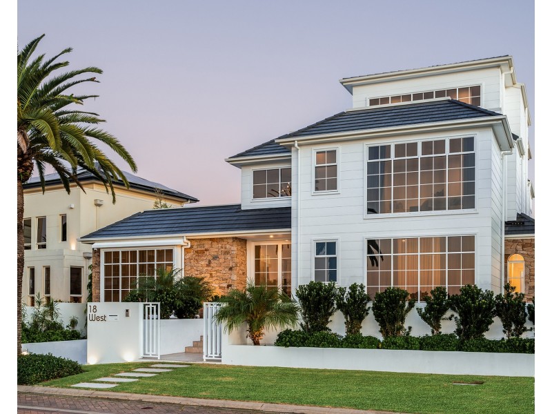 18 Knightsbridge Parade West, Sovereign Islands QLD 4216