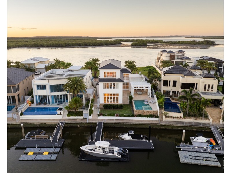 18 Knightsbridge Parade West, Sovereign Islands QLD 4216