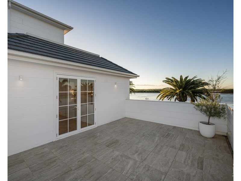 18 Knightsbridge Parade West, Sovereign Islands QLD 4216