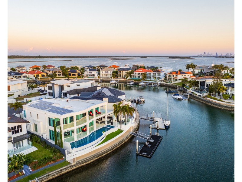 23 Queen Guineveres Place, Sovereign Islands QLD 4216