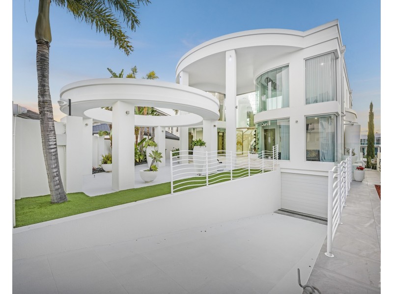 23 Queen Guineveres Place, Sovereign Islands QLD 4216