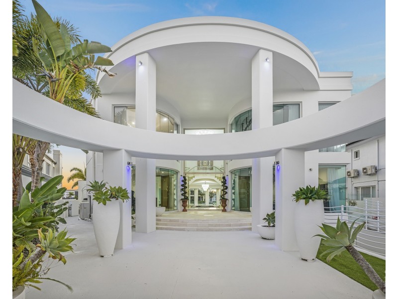 23 Queen Guineveres Place, Sovereign Islands QLD 4216