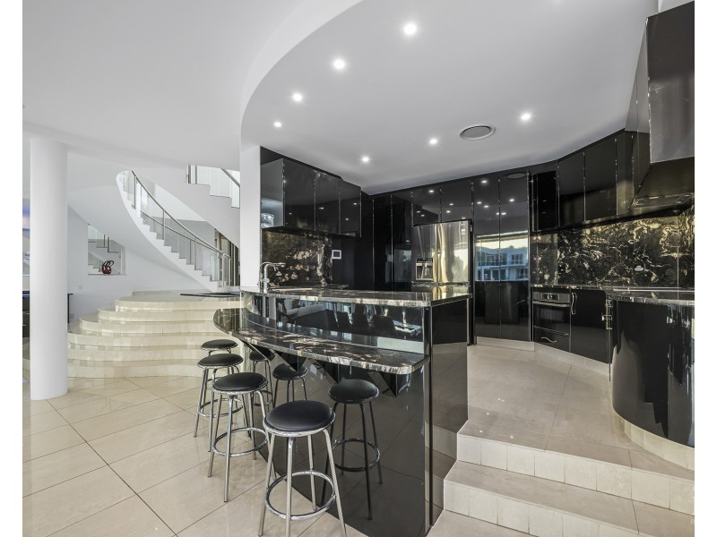 23 Queen Guineveres Place, Sovereign Islands QLD 4216