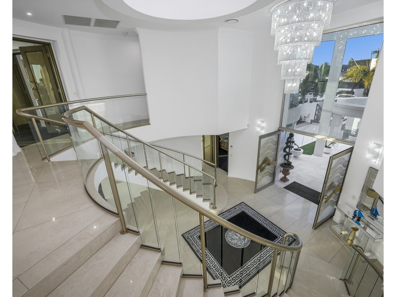 23 Queen Guineveres Place, Sovereign Islands QLD 4216