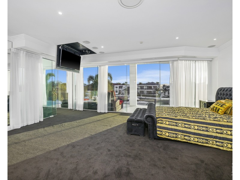 23 Queen Guineveres Place, Sovereign Islands QLD 4216