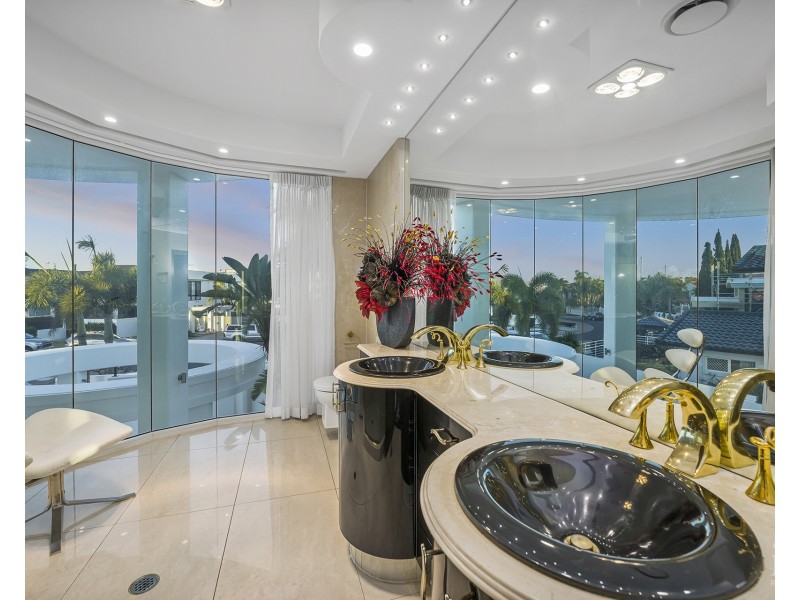 23 Queen Guineveres Place, Sovereign Islands QLD 4216