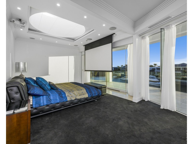 23 Queen Guineveres Place, Sovereign Islands QLD 4216