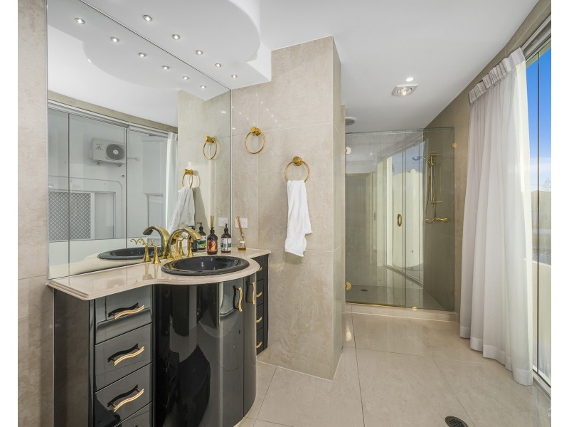 23 Queen Guineveres Place, Sovereign Islands QLD 4216