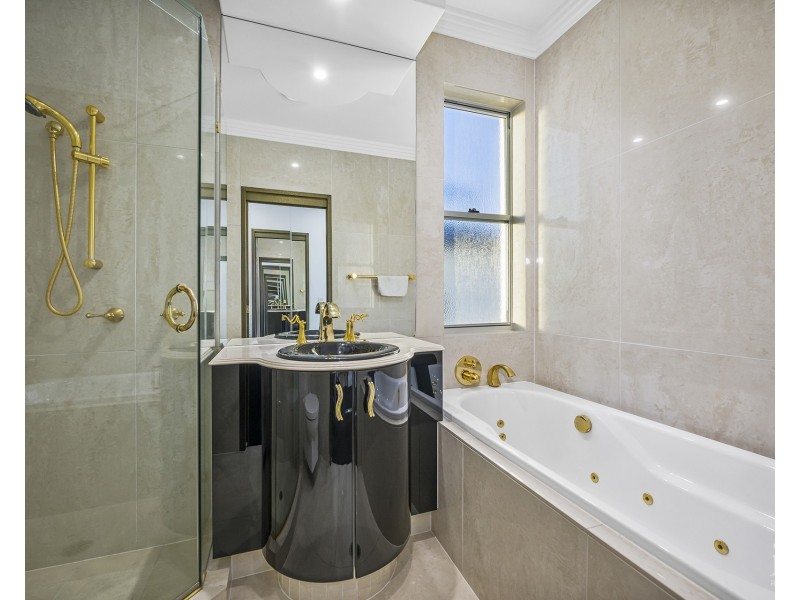 23 Queen Guineveres Place, Sovereign Islands QLD 4216
