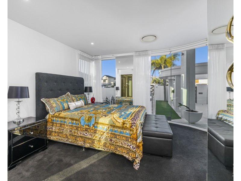 23 Queen Guineveres Place, Sovereign Islands QLD 4216