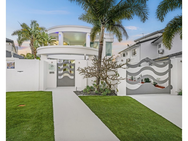 23 Queen Guineveres Place, Sovereign Islands QLD 4216