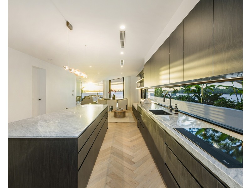 1/4 Paradise Parade, Paradise Point QLD 4216