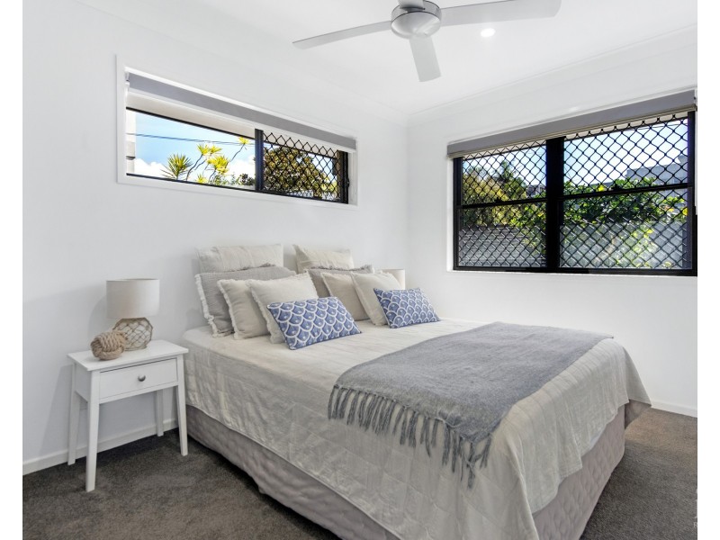 50 Milton Avenue, Paradise Point QLD 4216