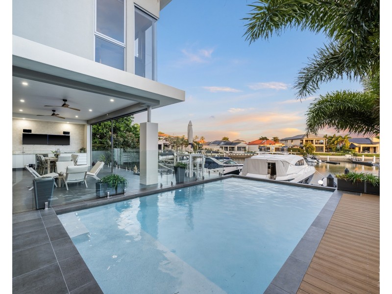 12 Queen Guineveres Place, Sovereign Islands QLD 4216