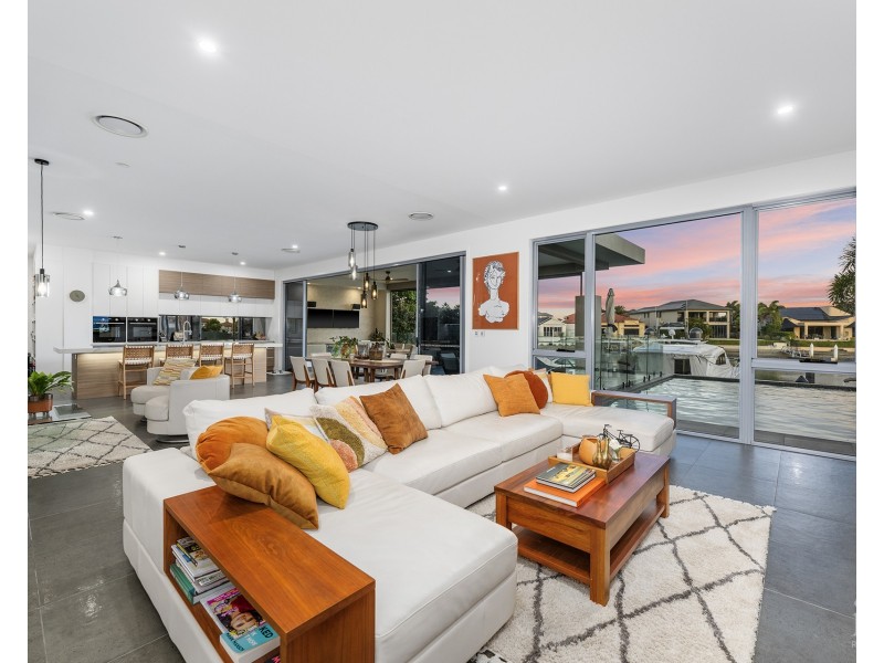 12 Queen Guineveres Place, Sovereign Islands QLD 4216