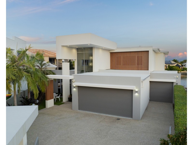 12 Queen Guineveres Place, Sovereign Islands QLD 4216