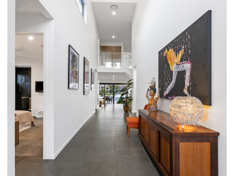 12 Queen Guineveres Place, Sovereign Islands QLD 4216