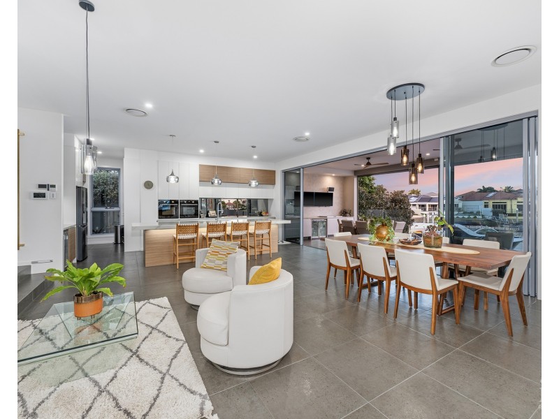 12 Queen Guineveres Place, Sovereign Islands QLD 4216