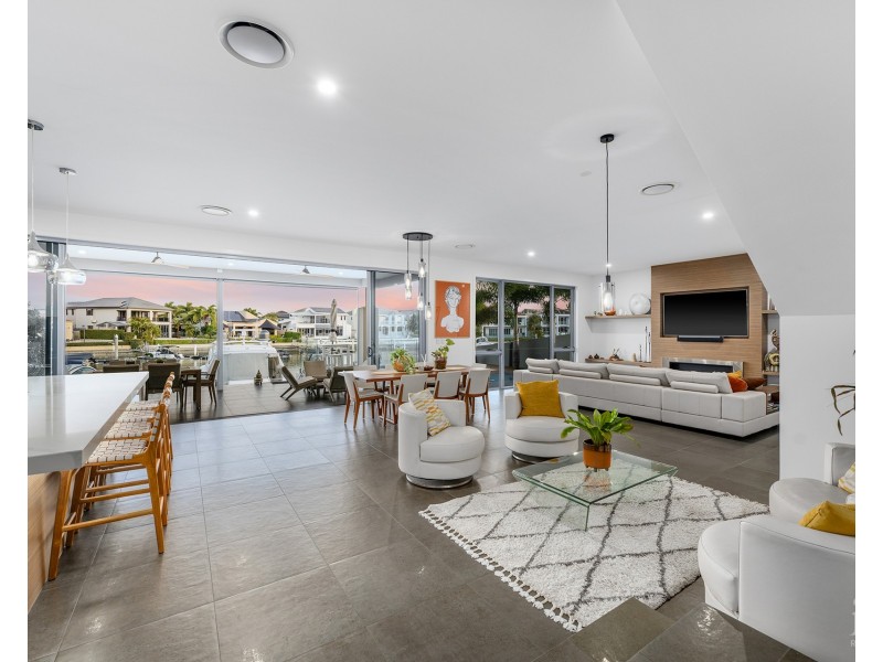 12 Queen Guineveres Place, Sovereign Islands QLD 4216