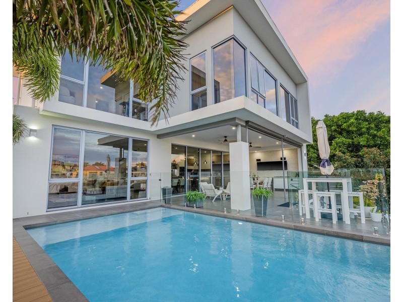 12 Queen Guineveres Place, Sovereign Islands QLD 4216