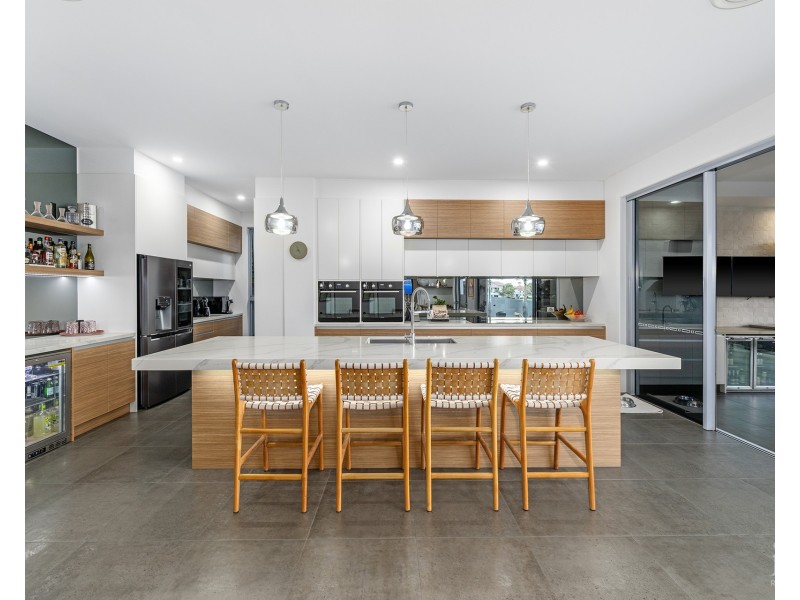 12 Queen Guineveres Place, Sovereign Islands QLD 4216