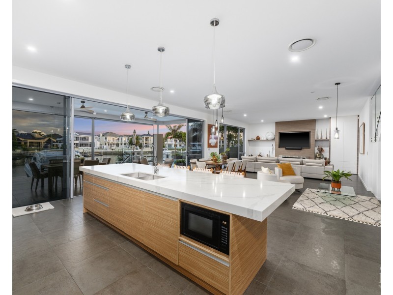 12 Queen Guineveres Place, Sovereign Islands QLD 4216