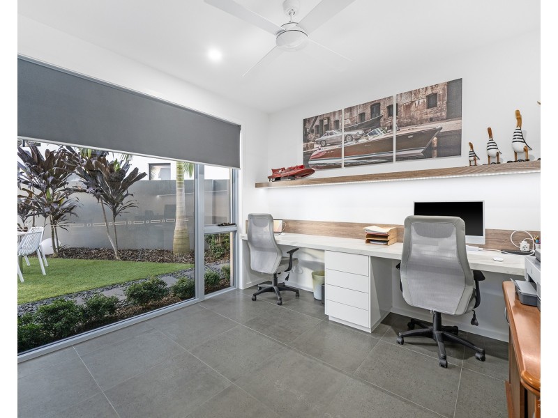 12 Queen Guineveres Place, Sovereign Islands QLD 4216