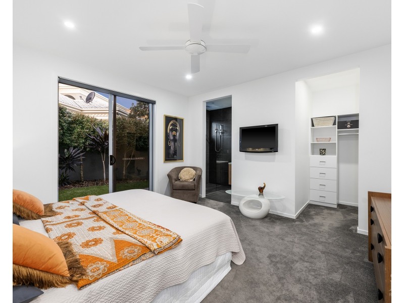 12 Queen Guineveres Place, Sovereign Islands QLD 4216