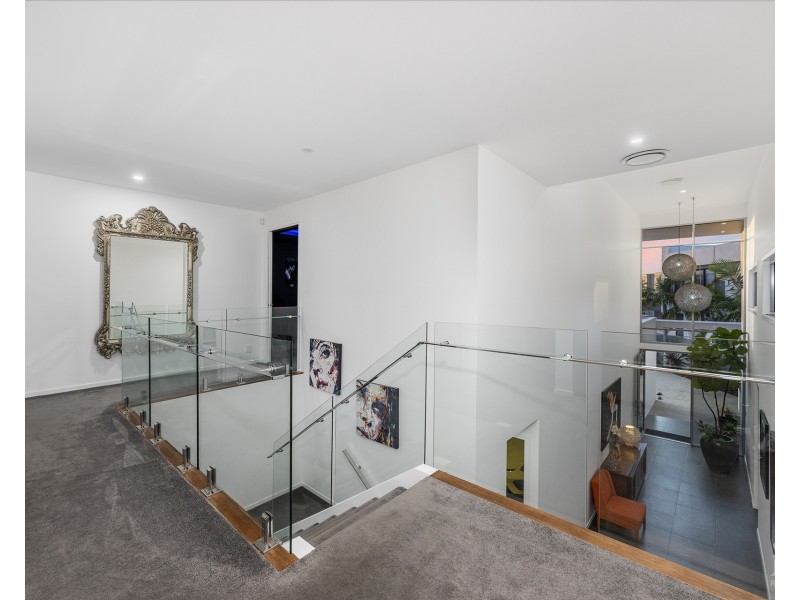 12 Queen Guineveres Place, Sovereign Islands QLD 4216