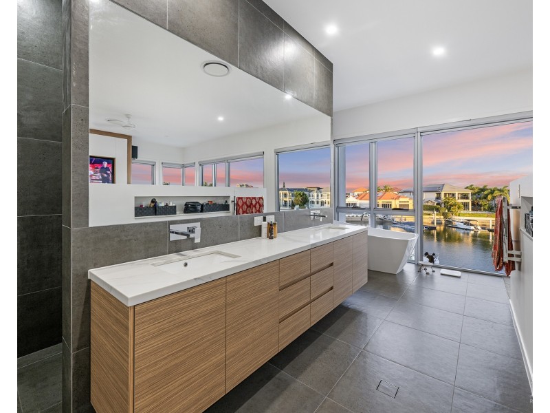 12 Queen Guineveres Place, Sovereign Islands QLD 4216